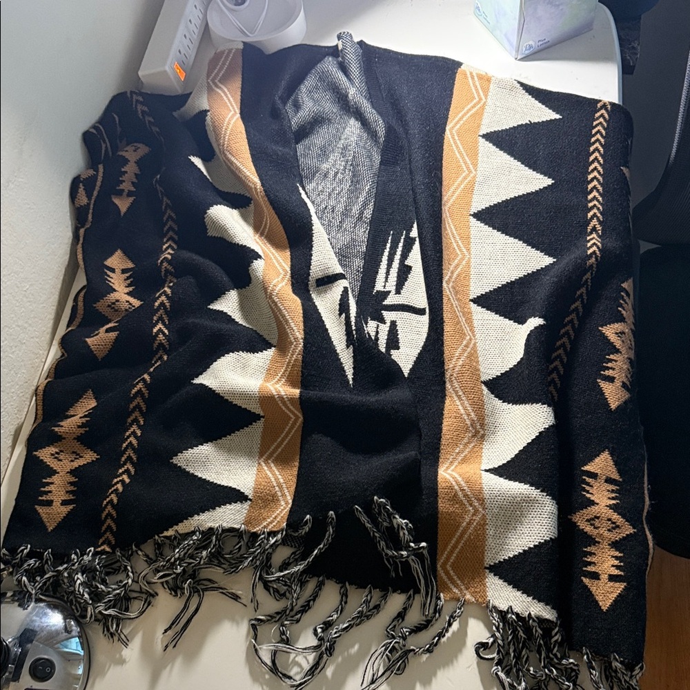 Timing Black and Tan Patterned Shawl